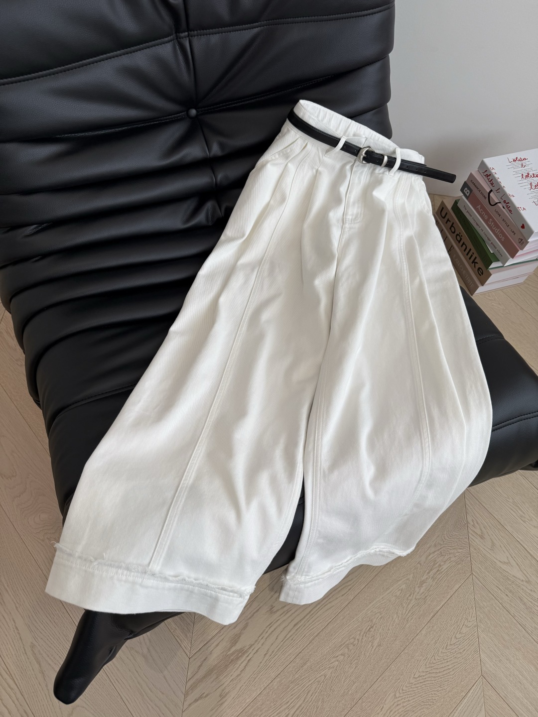 25ss 🆕极简风阔腿牛仔裤 将时髦程度再上升一个台阶 属于随性松弛的慵懒风单品 捏褶阔腿版型 裤中明线