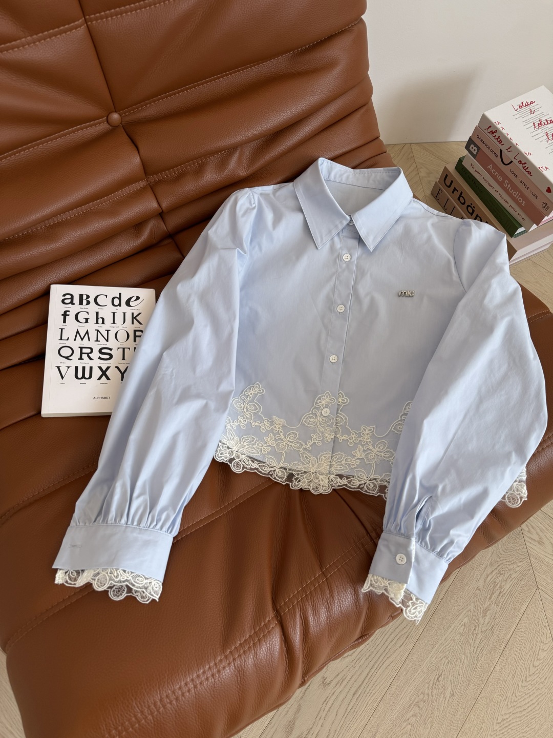 “New Retro-Style Clothing Line with Lace Details and Customized Accessories” - 图片 8