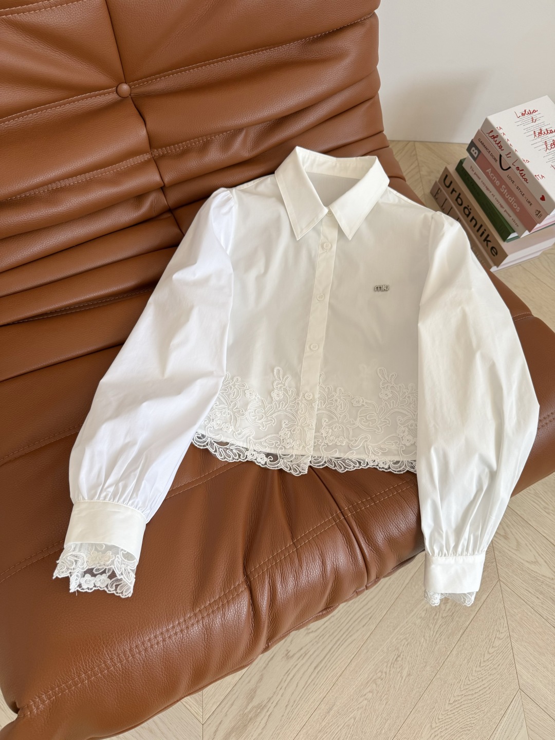 “New Retro-Style Clothing Line with Lace Details and Customized Accessories” - 图片 3