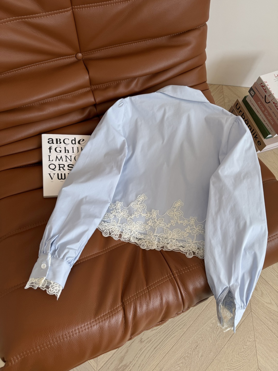 “New Retro-Style Clothing Line with Lace Details and Customized Accessories” - 图片 9