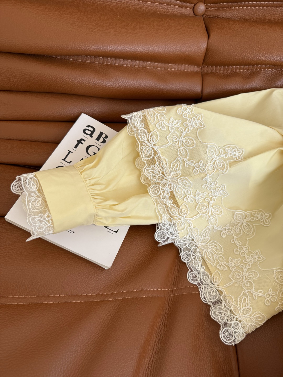 “New Retro-Style Clothing Line with Lace Details and Customized Accessories” - 图片 7