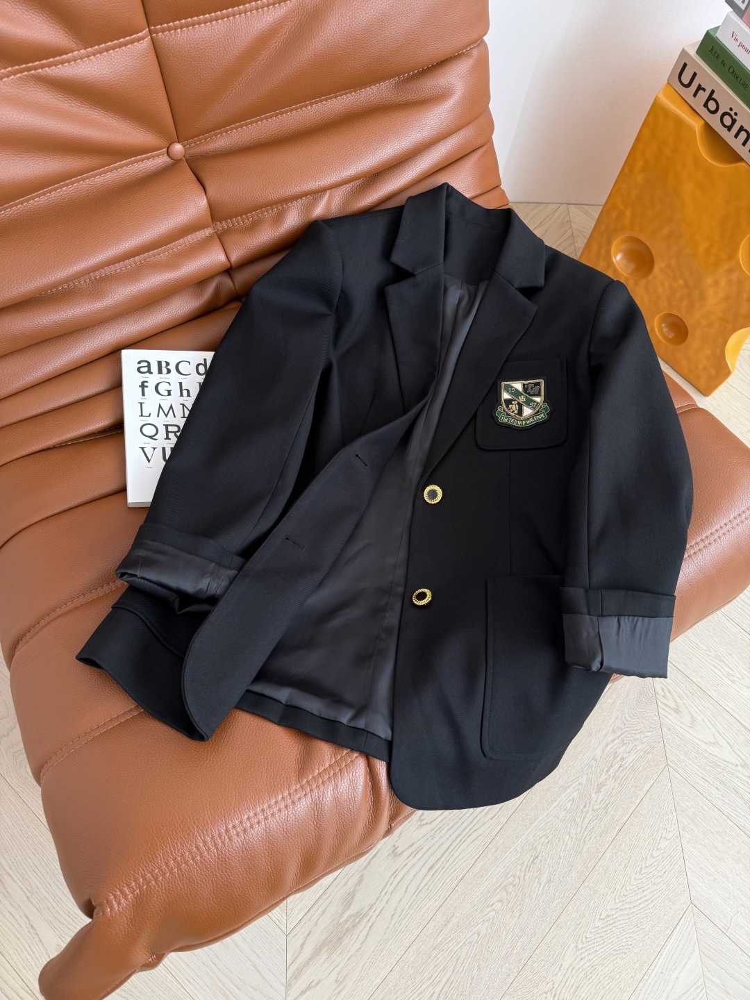 Elegant Black Blazer with Handmade Badge, Chic and Versatile Outerwear 3 cmp i1742812499446 8171 0 1