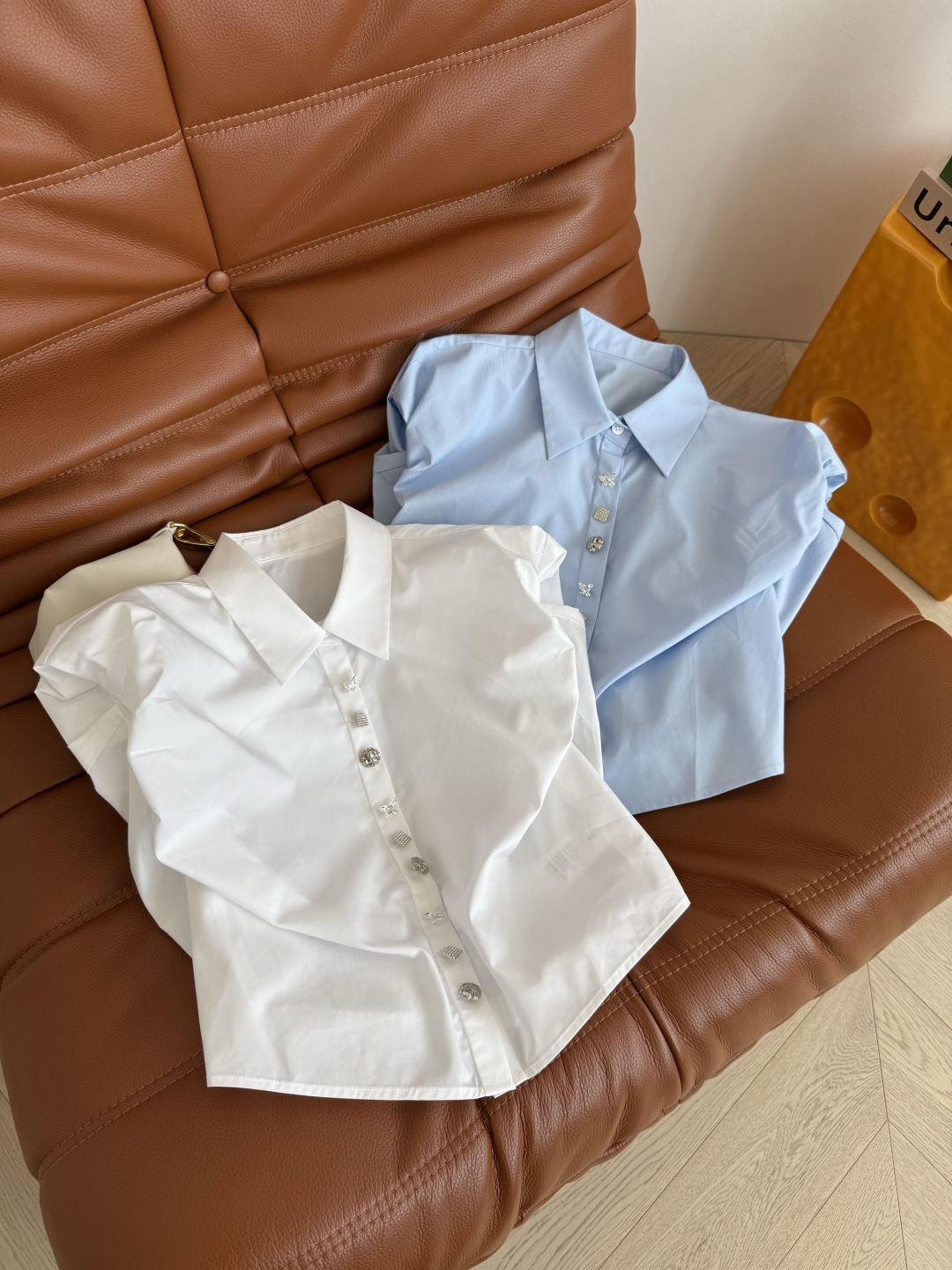 时髦Look 25ss✨✨✨多样式小银扣装饰衬衫 宽肩立体花苞袖设计 灵动有型 浪漫优雅 宽肩设计搭配花