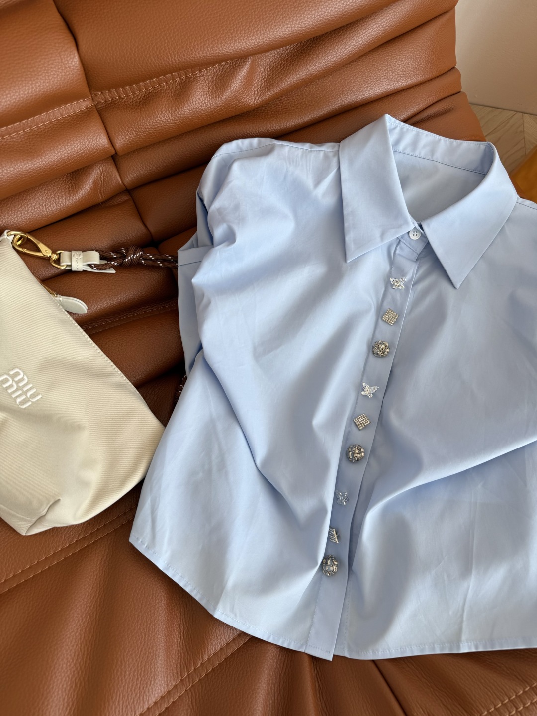 时髦Look 25ss✨✨✨多样式小银扣装饰衬衫 宽肩立体花苞袖设计 灵动有型 浪漫优雅 宽肩设计搭配花