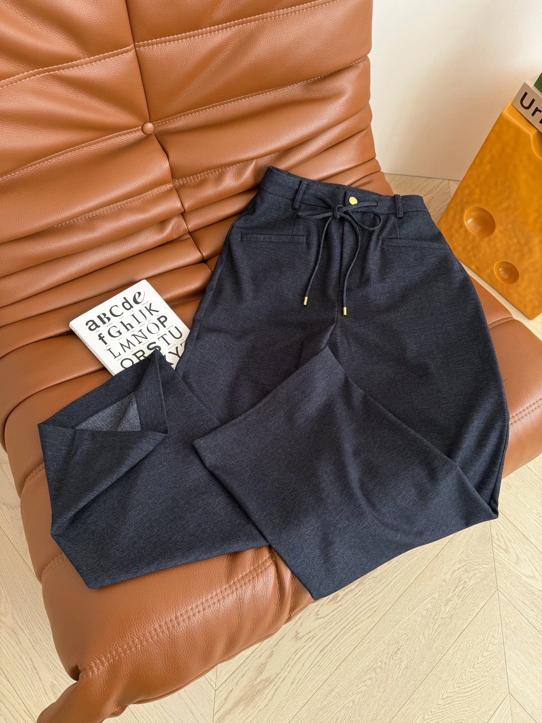 25春夏 宝蓝色系带休闲裤子 这一条真的很百搭 可休闲可正式 日常和通勤兼备 极简百搭 采用了仿牛仔设计