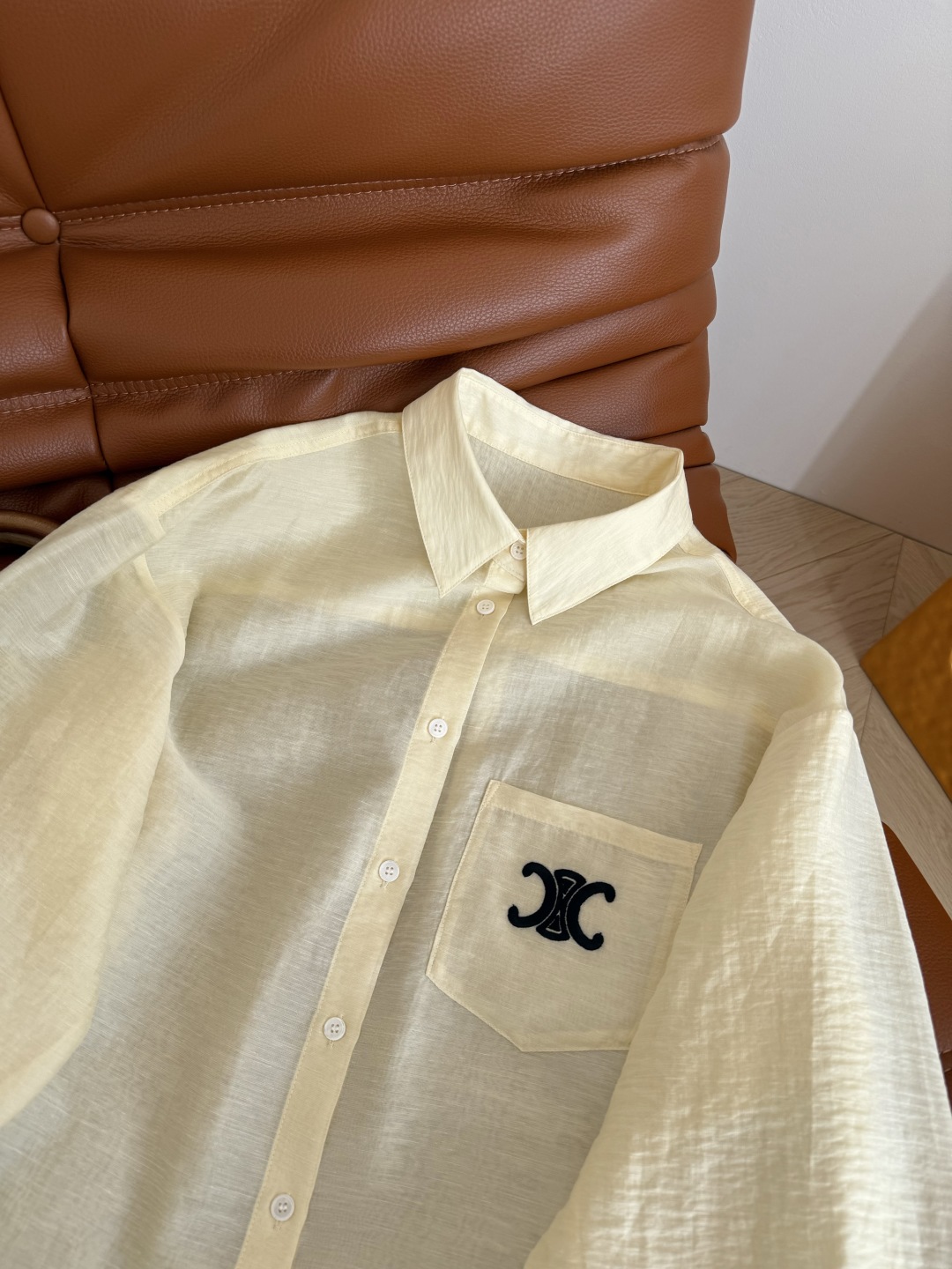 绝美防晒衫 25新品 凯旋门logo刺绣防晒衬衫 复古又高级 上身一整个惊艳住 日常凹造型和防晒功能两不