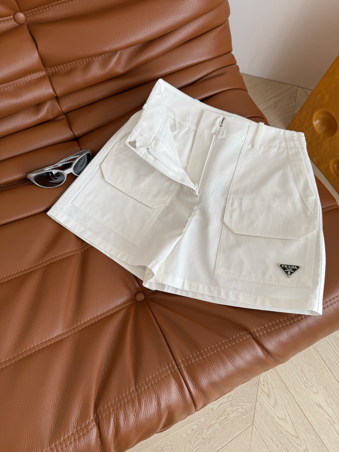 日常休闲百搭 25ss 三角标装饰工装风短裤 是夏天的标配没错了 双侧工装风口袋设计 浓浓的美式复古风 