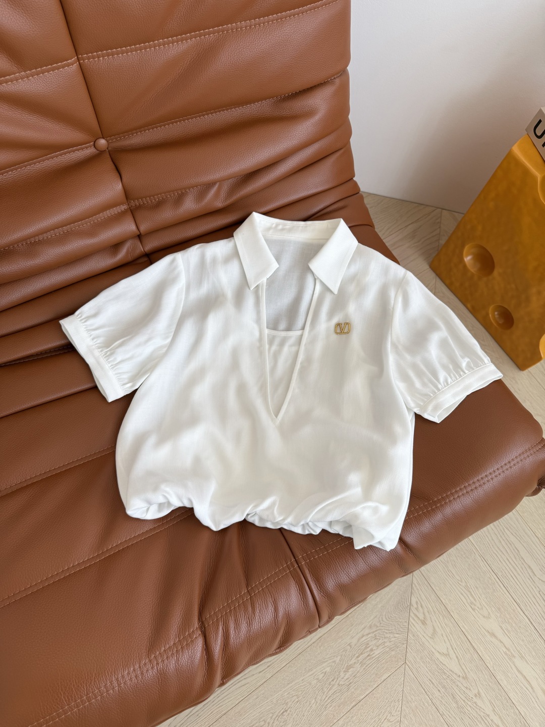 假两件设计感 🧡25春夏 V字小金属装饰假两件上衣 衬衫翻领深V设计 拉长整个身型视觉感 内里是可调节长
