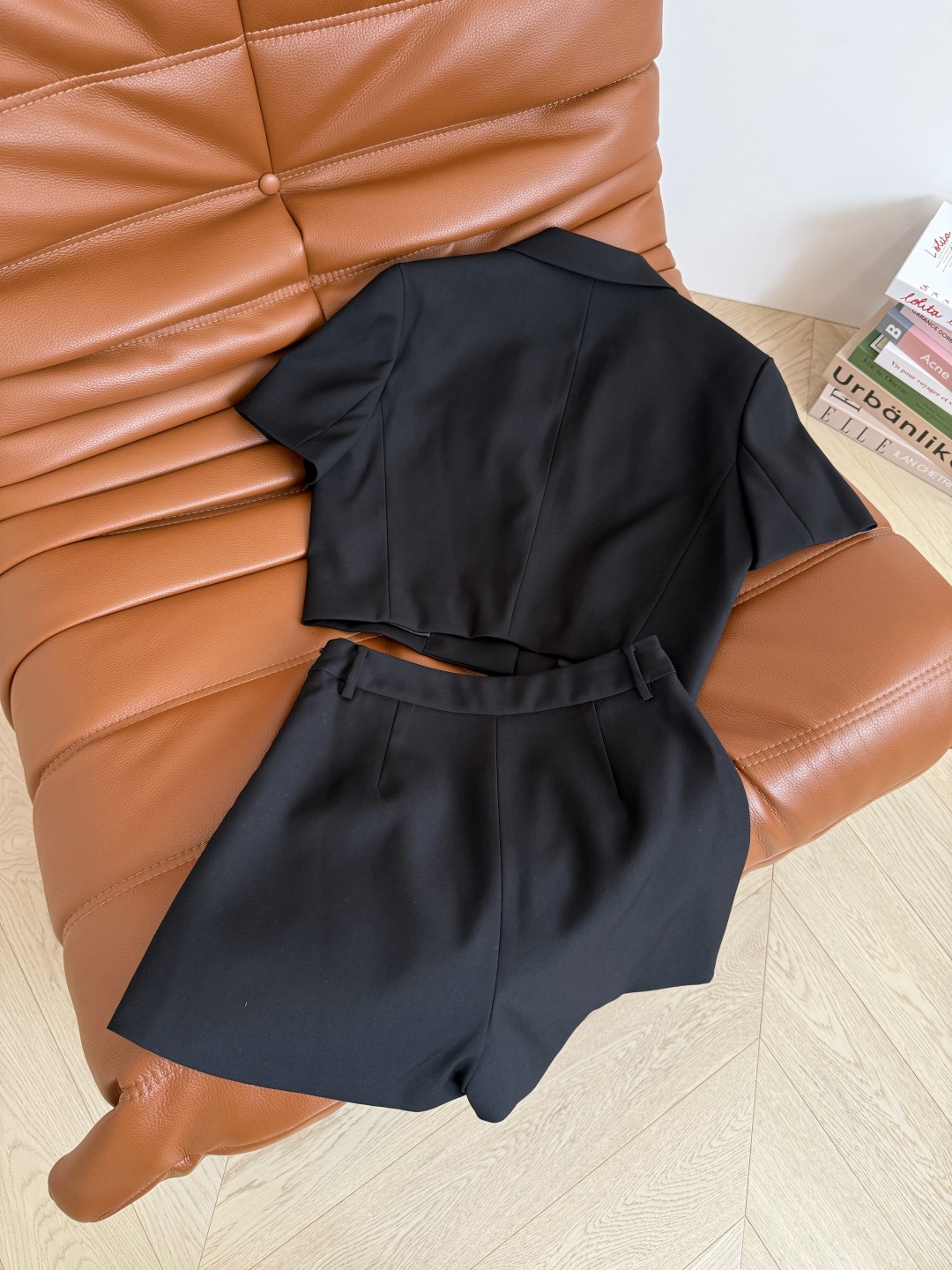 时髦夏季西装套装 25春夏 明线装饰小西装上衣+搭片式高腰裤裙 气质感满满 特别减龄 百搭显瘦又时髦 采
