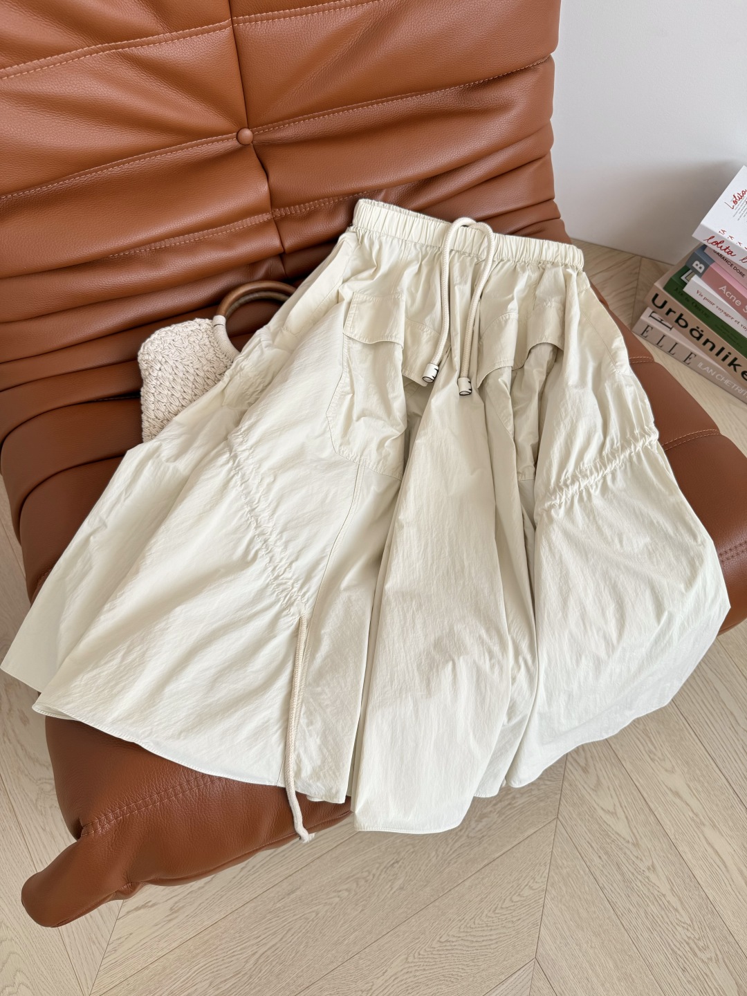 25新品 立体大裙摆休闲半裙 这一条太适合日常了 随意搭配T恤都好看 立体裙摆剪裁 用料很大 上身立体感