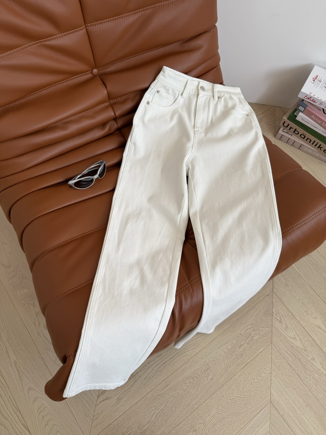 搭配刚需 25ss 后背口袋立体凹凸压花白色牛仔裤 裤型是直筒微窄脚剪裁 上身最能修饰腿型 显瘦功能Ma