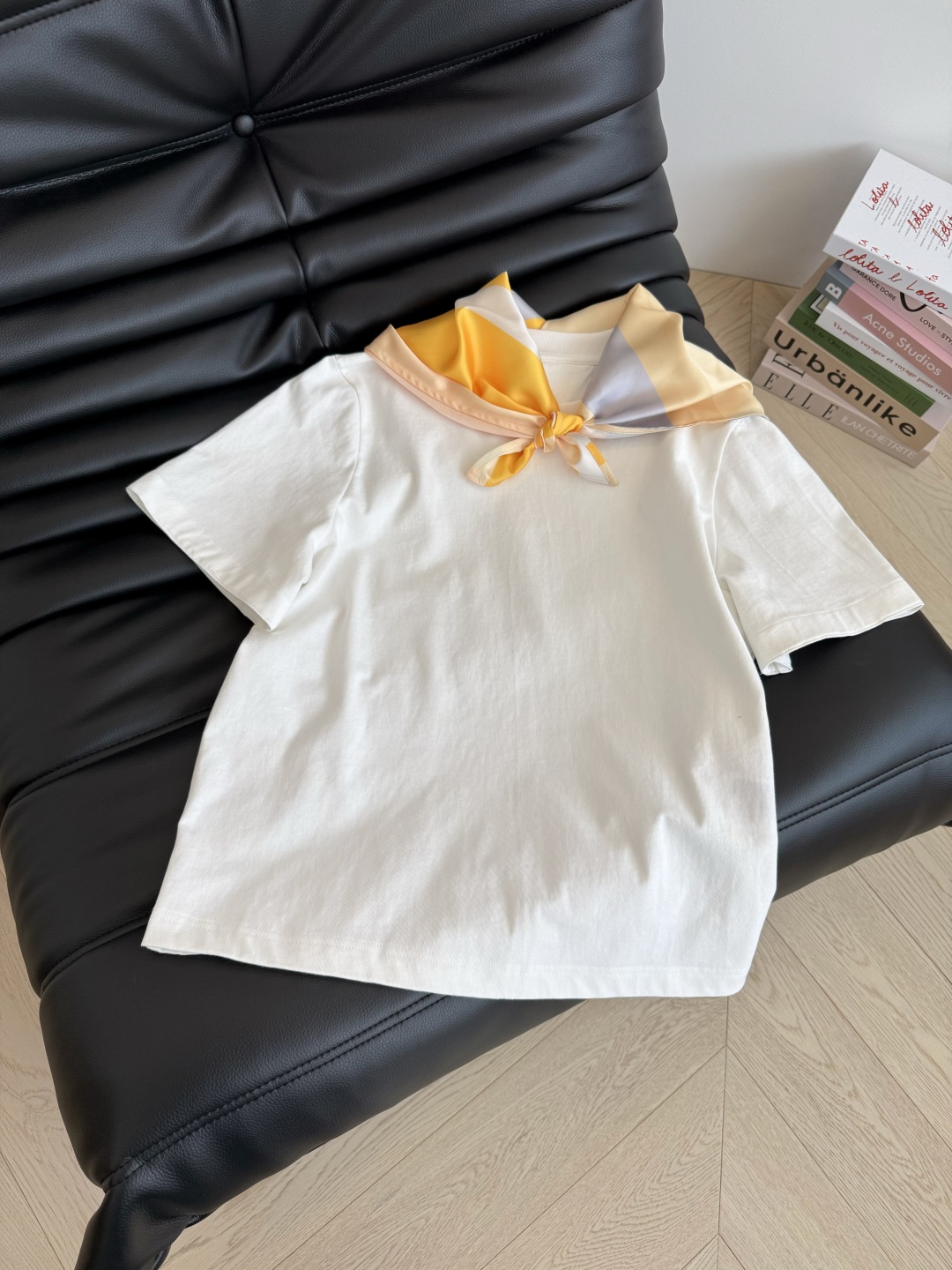 25春夏新品 丝巾系带设计T恤 将丝巾与T恤合二为一 很特别的设计感 丝巾后背与T恤是固定的 前面随意系