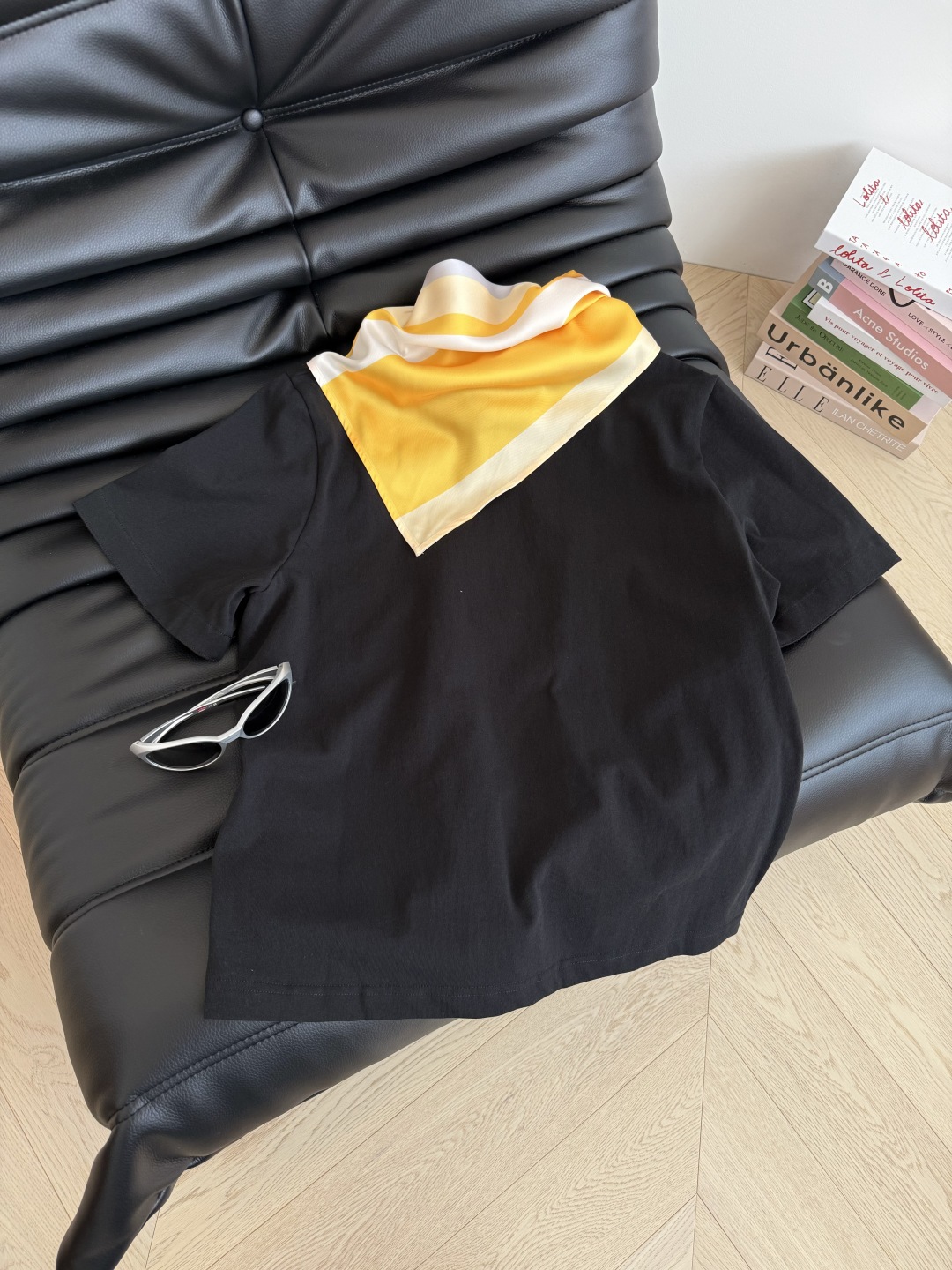 25春夏新品 丝巾系带设计T恤 将丝巾与T恤合二为一 很特别的设计感 丝巾后背与T恤是固定的 前面随意系