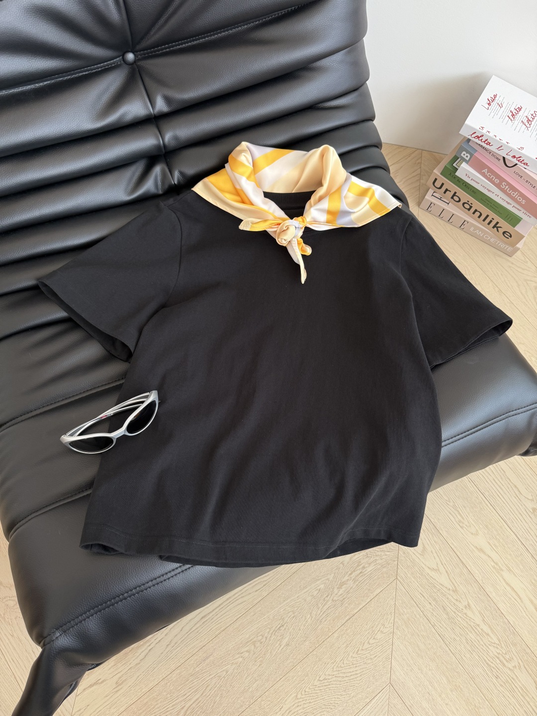 25春夏新品 丝巾系带设计T恤 将丝巾与T恤合二为一 很特别的设计感 丝巾后背与T恤是固定的 前面随意系