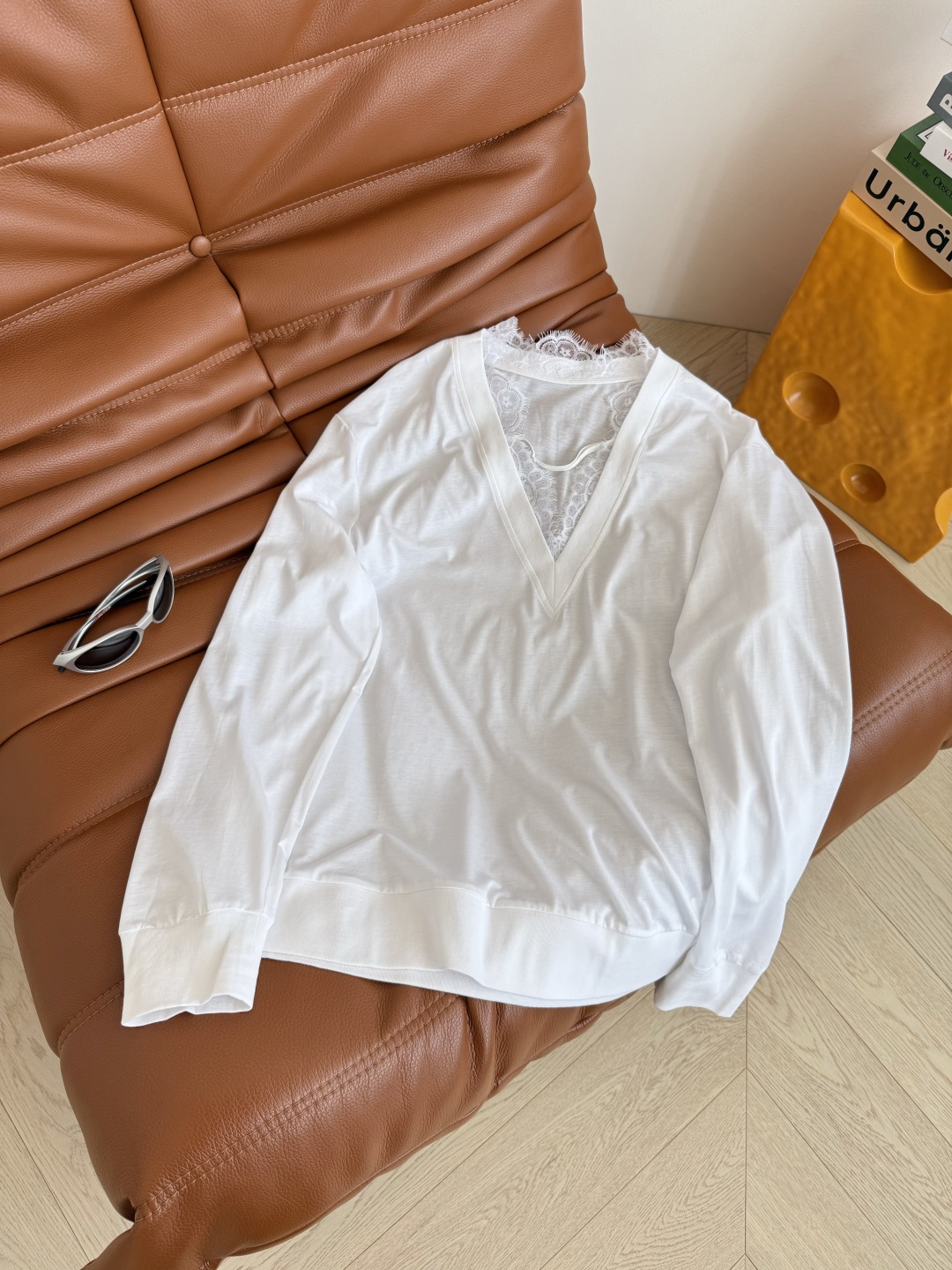 25春夏 蕾丝拼接V领设计防晒T恤 采用轻薄微透的面料 上身非常舒服 各种凹造型和防晒多功能 宽松版型 