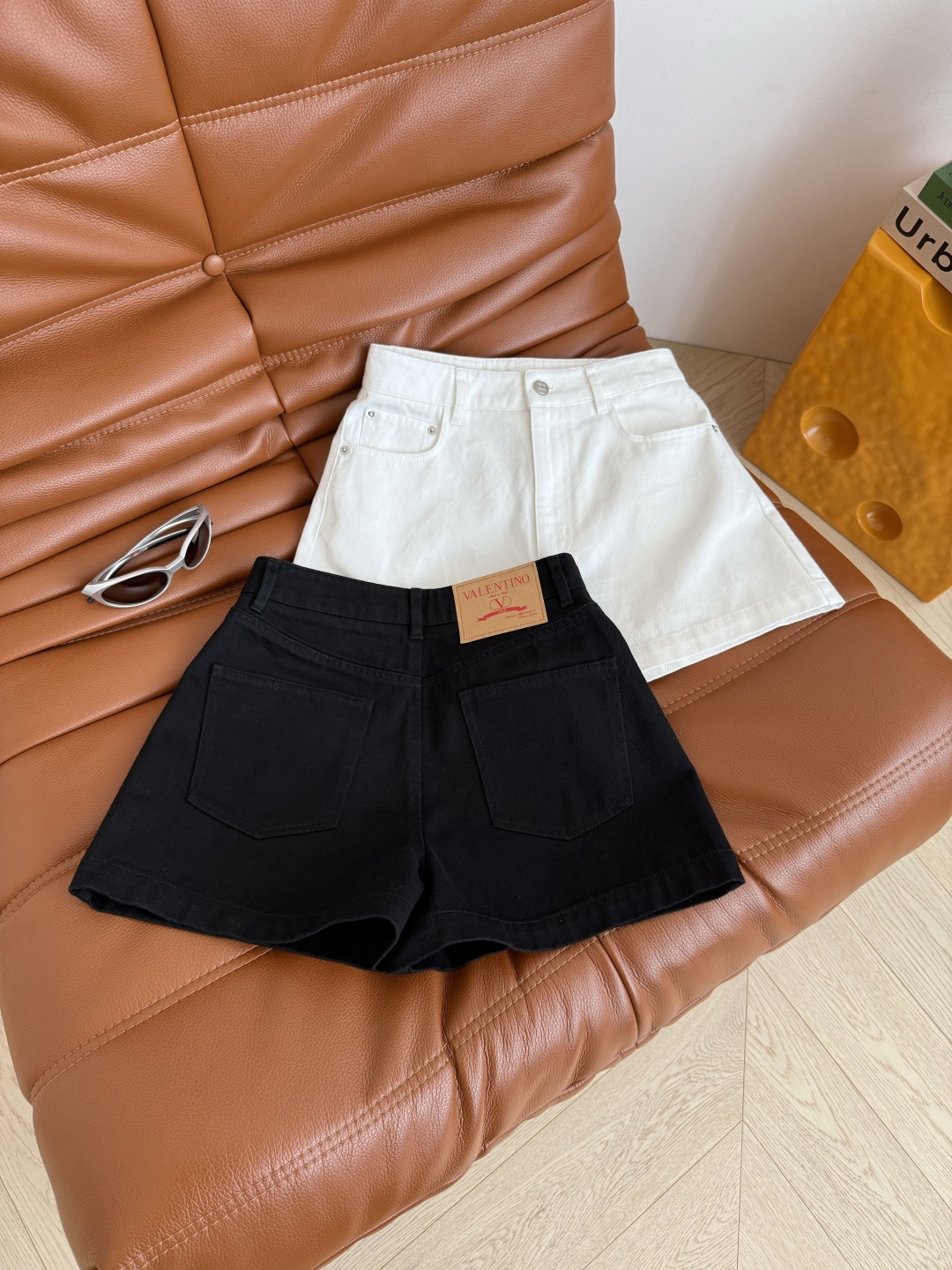 夏季必备款 25新品 日常巨好穿的牛仔短裤 经典的黑色和白色 各种百搭 承包你衣橱所有的上衣 A字阔腿剪