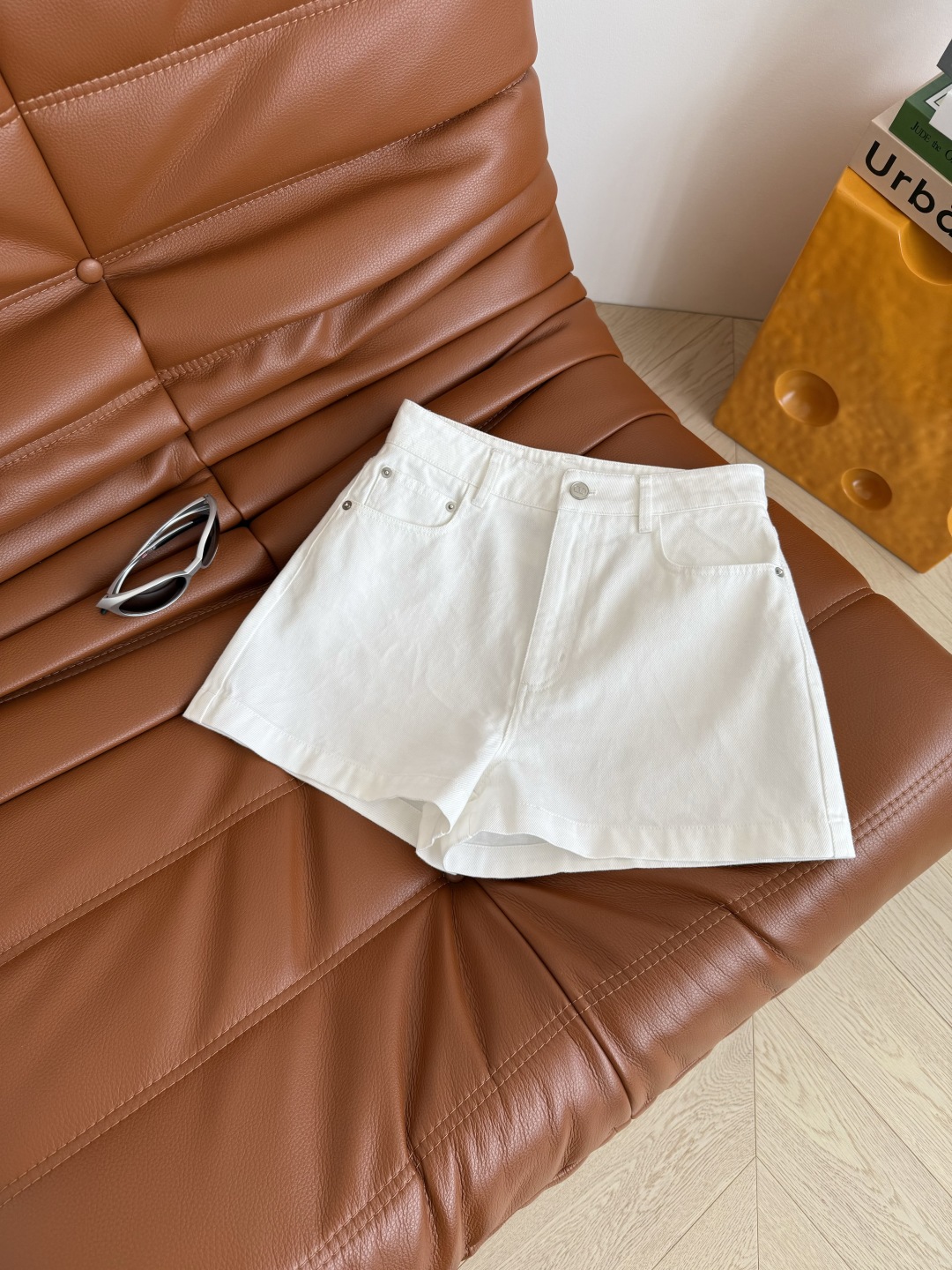 夏季必备款 25新品 日常巨好穿的牛仔短裤 经典的黑色和白色 各种百搭 承包你衣橱所有的上衣 A字阔腿剪