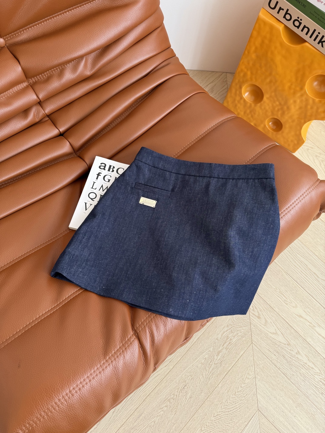 百搭单品 25春夏🆕🆕数字logo金属牌装饰牛仔半裙 采用进口的汉麻材质牛仔面料 手感软糯 透气性非常好