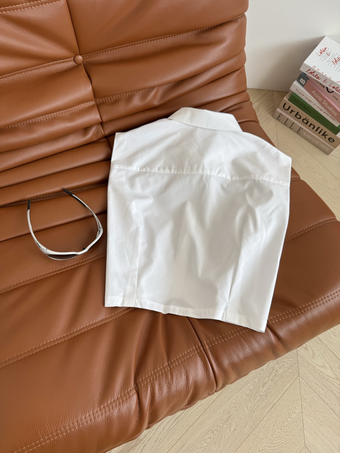 25ss 凯旋门金属扣宽肩衬衫 充满精致和时髦感的一件小衬衫 宽肩设计修饰肩线 遮住手臂肉肉 前中下摆捏