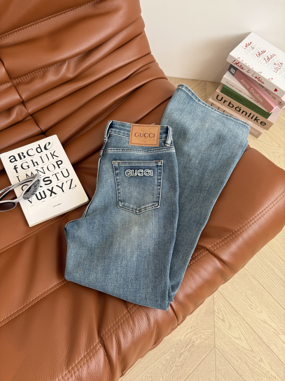 显长腿系列 后背口袋毛边字母点缀微喇牛仔裤 微喇版型真是太好穿了 一秒遮肉又显高 版型很绝 采用进口的带