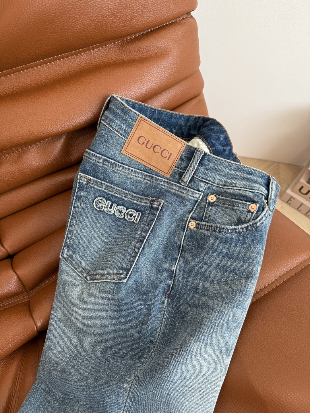 显长腿系列 后背口袋毛边字母点缀微喇牛仔裤 微喇版型真是太好穿了 一秒遮肉又显高 版型很绝 采用进口的带