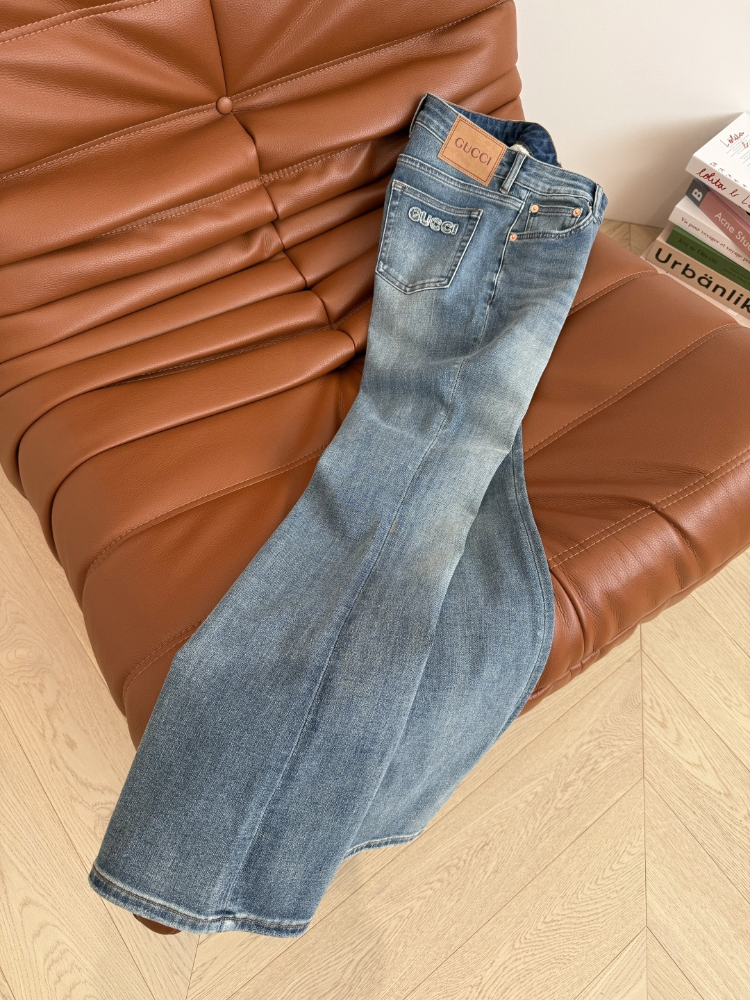 显长腿系列 后背口袋毛边字母点缀微喇牛仔裤 微喇版型真是太好穿了 一秒遮肉又显高 版型很绝 采用进口的带