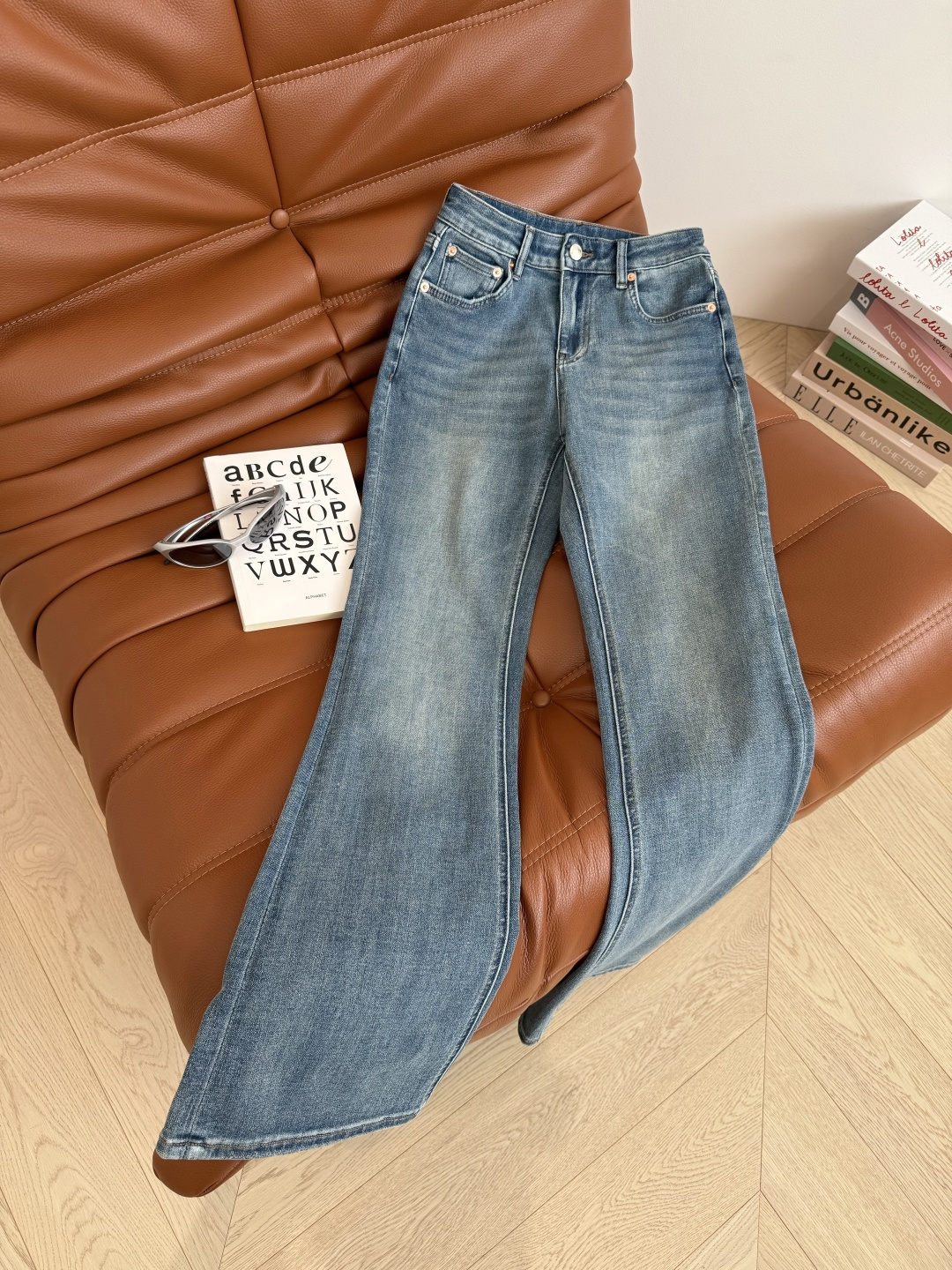 显长腿系列 后背口袋毛边字母点缀微喇牛仔裤 微喇版型真是太好穿了 一秒遮肉又显高 版型很绝 采用进口的带