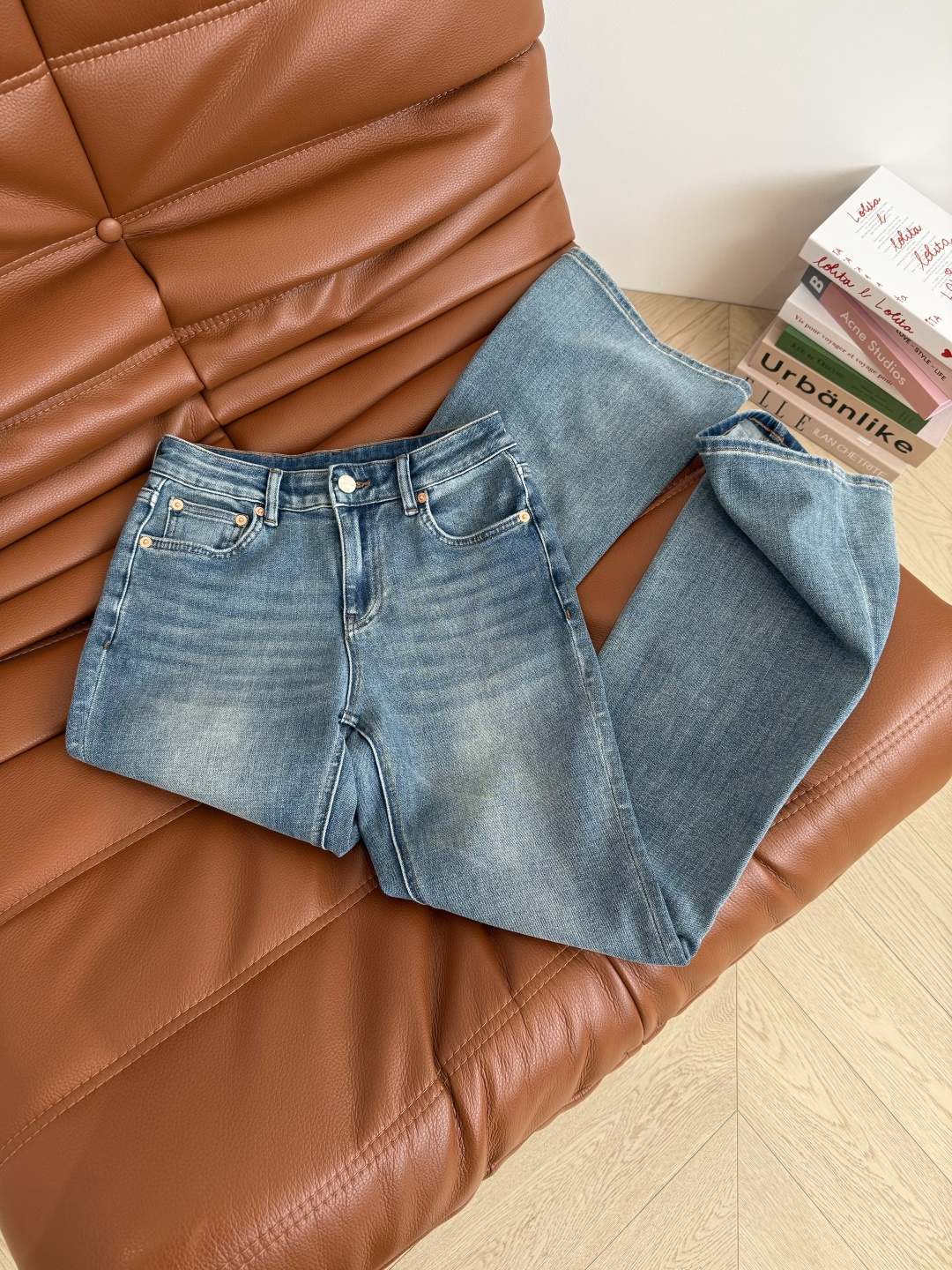 显长腿系列 后背口袋毛边字母点缀微喇牛仔裤 微喇版型真是太好穿了 一秒遮肉又显高 版型很绝 采用进口的带