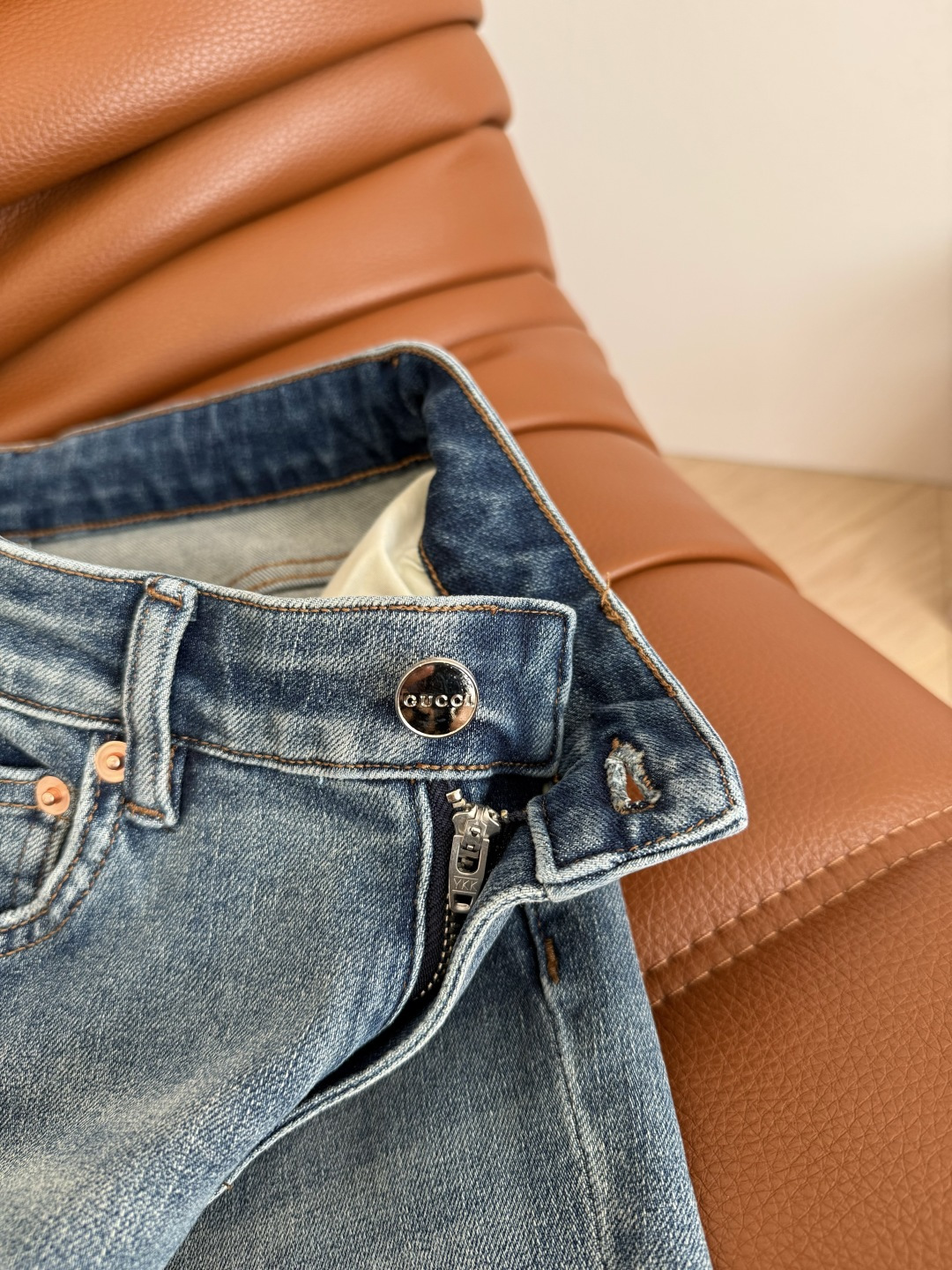 显长腿系列 后背口袋毛边字母点缀微喇牛仔裤 微喇版型真是太好穿了 一秒遮肉又显高 版型很绝 采用进口的带