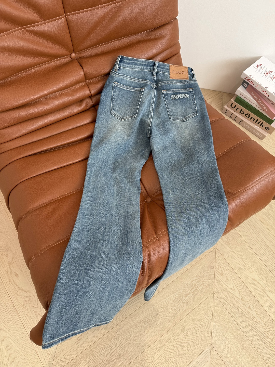 显长腿系列 后背口袋毛边字母点缀微喇牛仔裤 微喇版型真是太好穿了 一秒遮肉又显高 版型很绝 采用进口的带