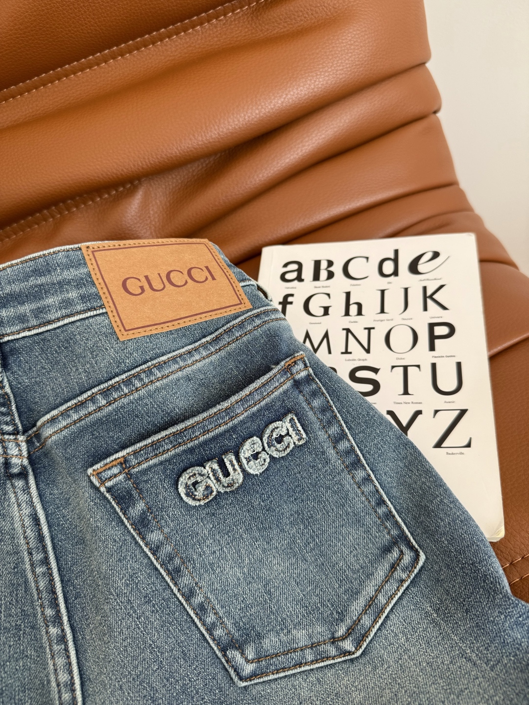 显长腿系列 后背口袋毛边字母点缀微喇牛仔裤 微喇版型真是太好穿了 一秒遮肉又显高 版型很绝 采用进口的带