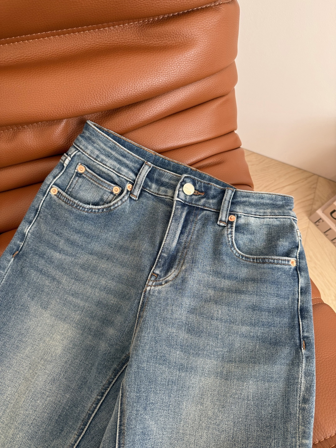 显长腿系列 后背口袋毛边字母点缀微喇牛仔裤 微喇版型真是太好穿了 一秒遮肉又显高 版型很绝 采用进口的带