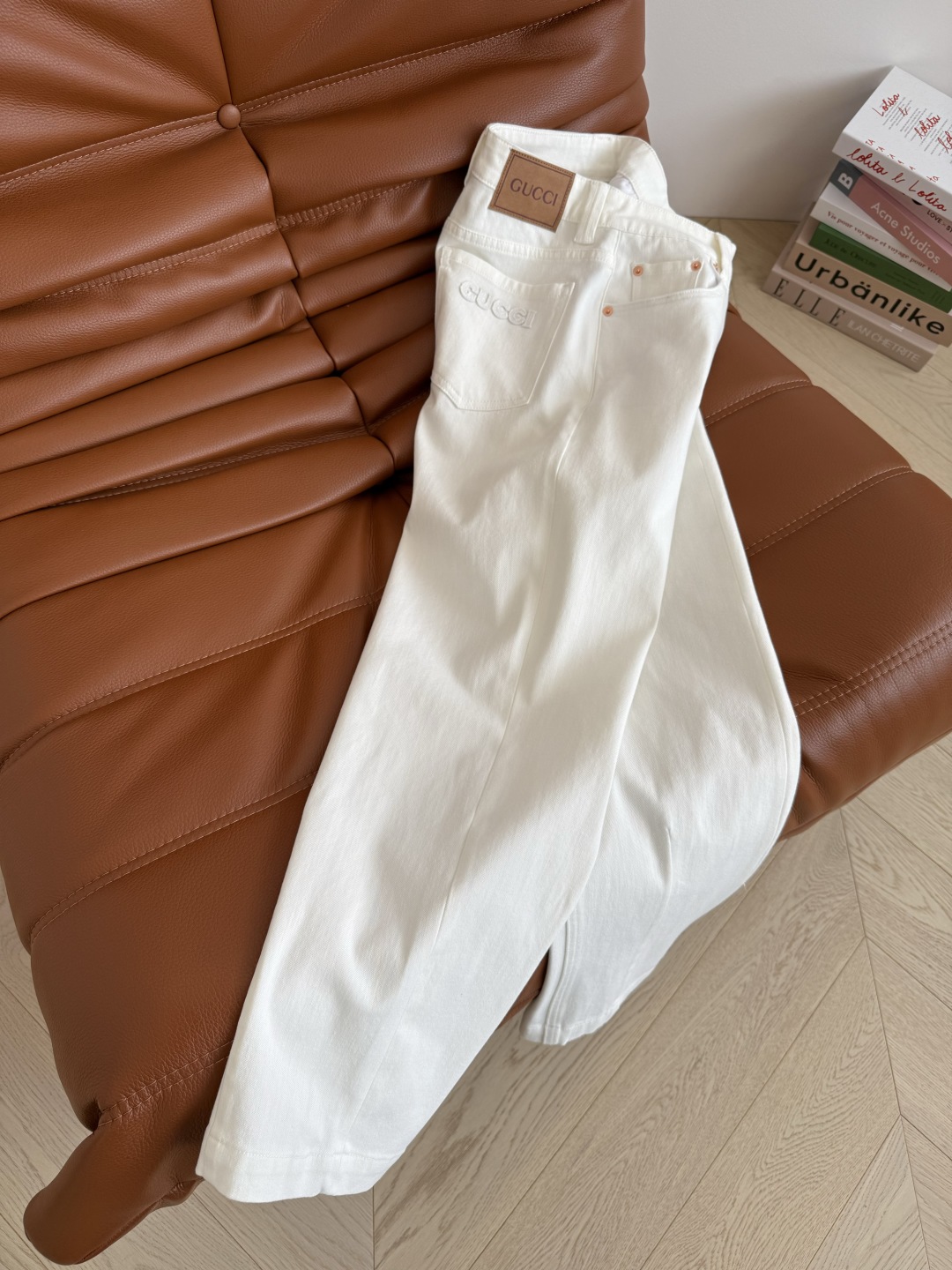 High-Waisted White Jeans with Logo Detail - Slim Fit, Cropped Length 3 cmp i1746960427307 9480 0 1