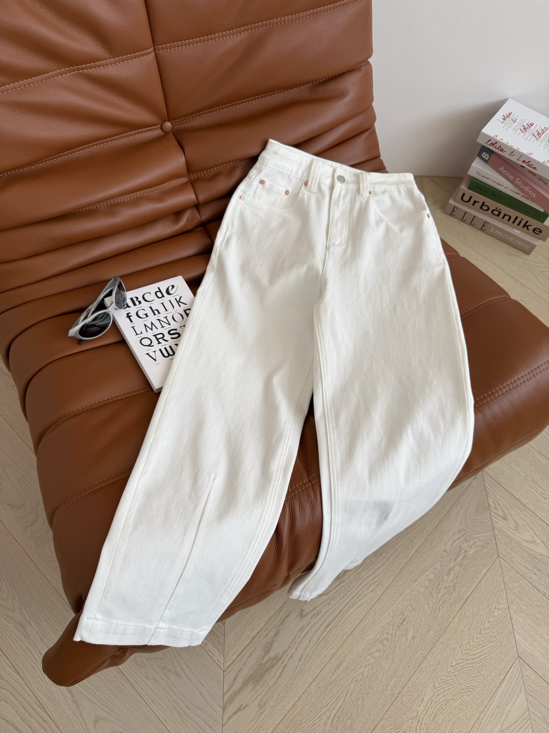 High-Waisted White Jeans with Logo Detail - Slim Fit, Cropped Length 2 cmp i1746960427337 6576 0 0
