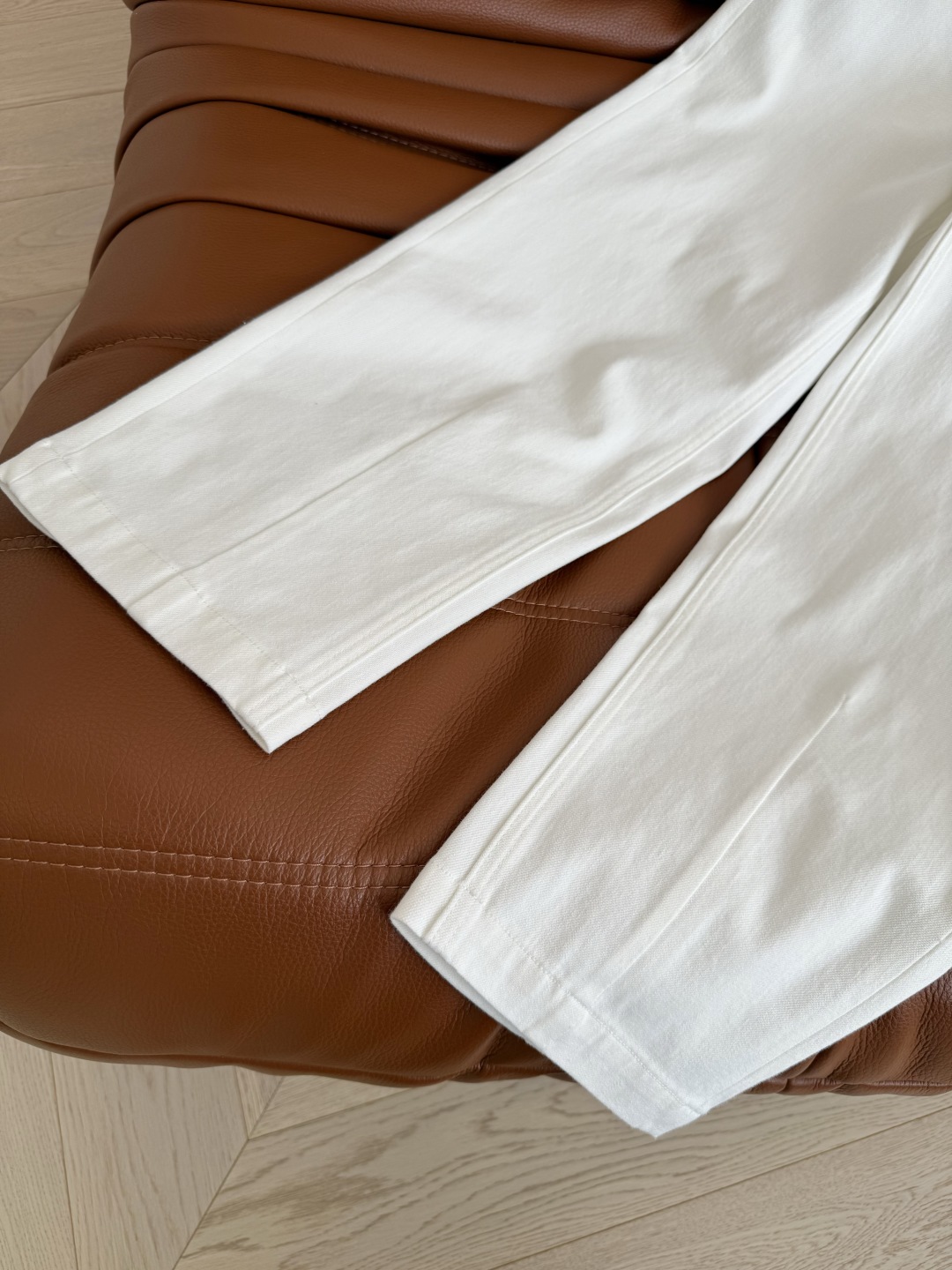 High-Waisted White Jeans with Logo Detail - Slim Fit, Cropped Length 7 cmp i1746960429584 2867 0 5