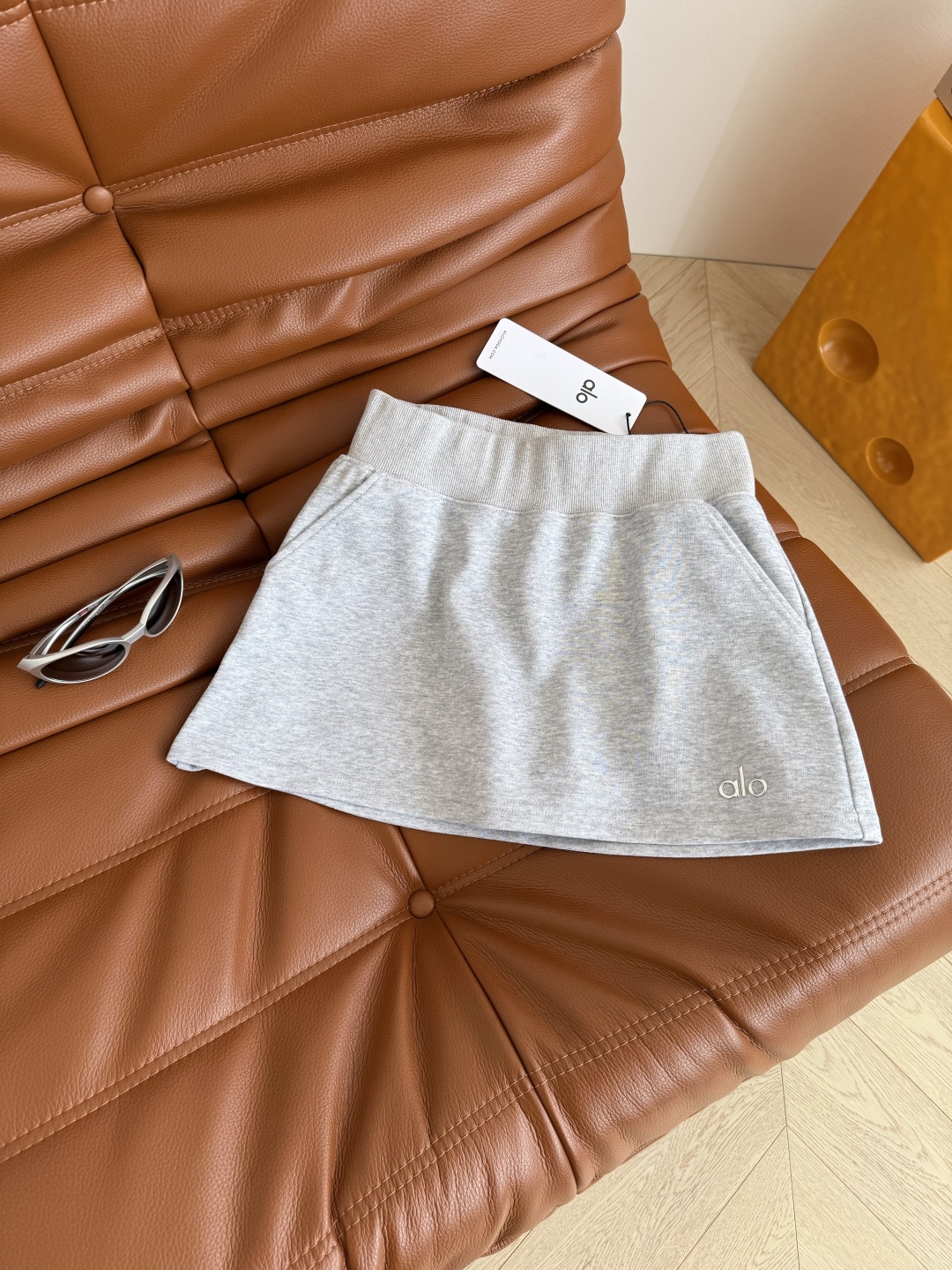 P483 Female Suit: Versatile Sporty Leisure Wear with Wide Waist Design and Miniskirts - 图片 2