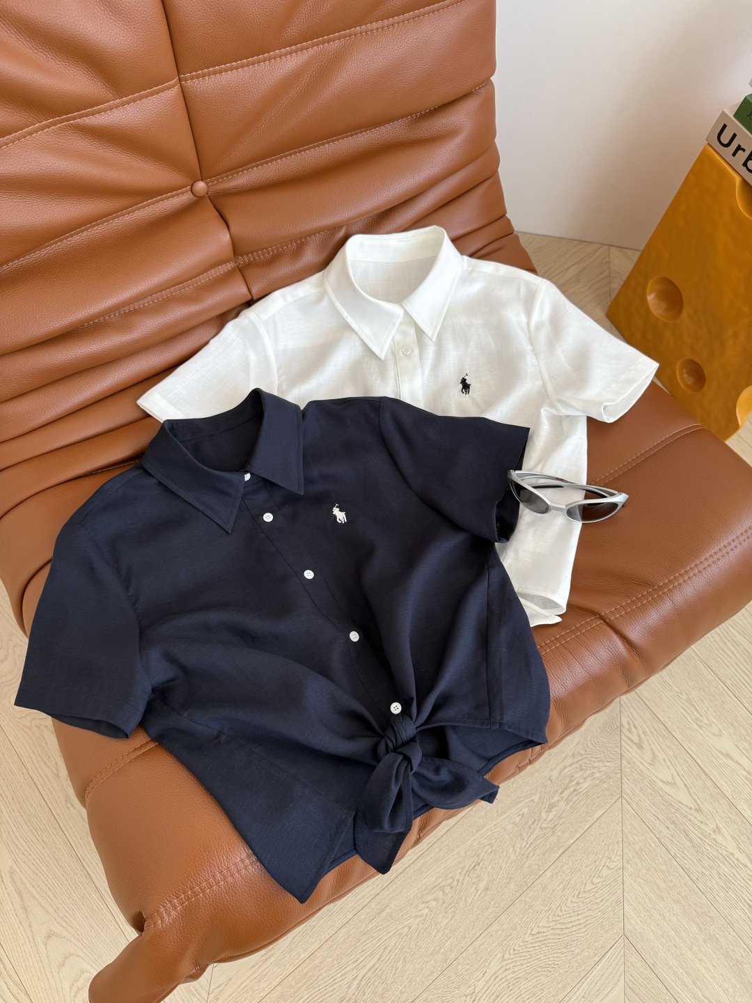 慵懒休闲范 25ss 小马🐎刺绣系带亚麻衬衫 夏季必备款 日常或者度假皆可 上身敲有范 街拍博主风格 特