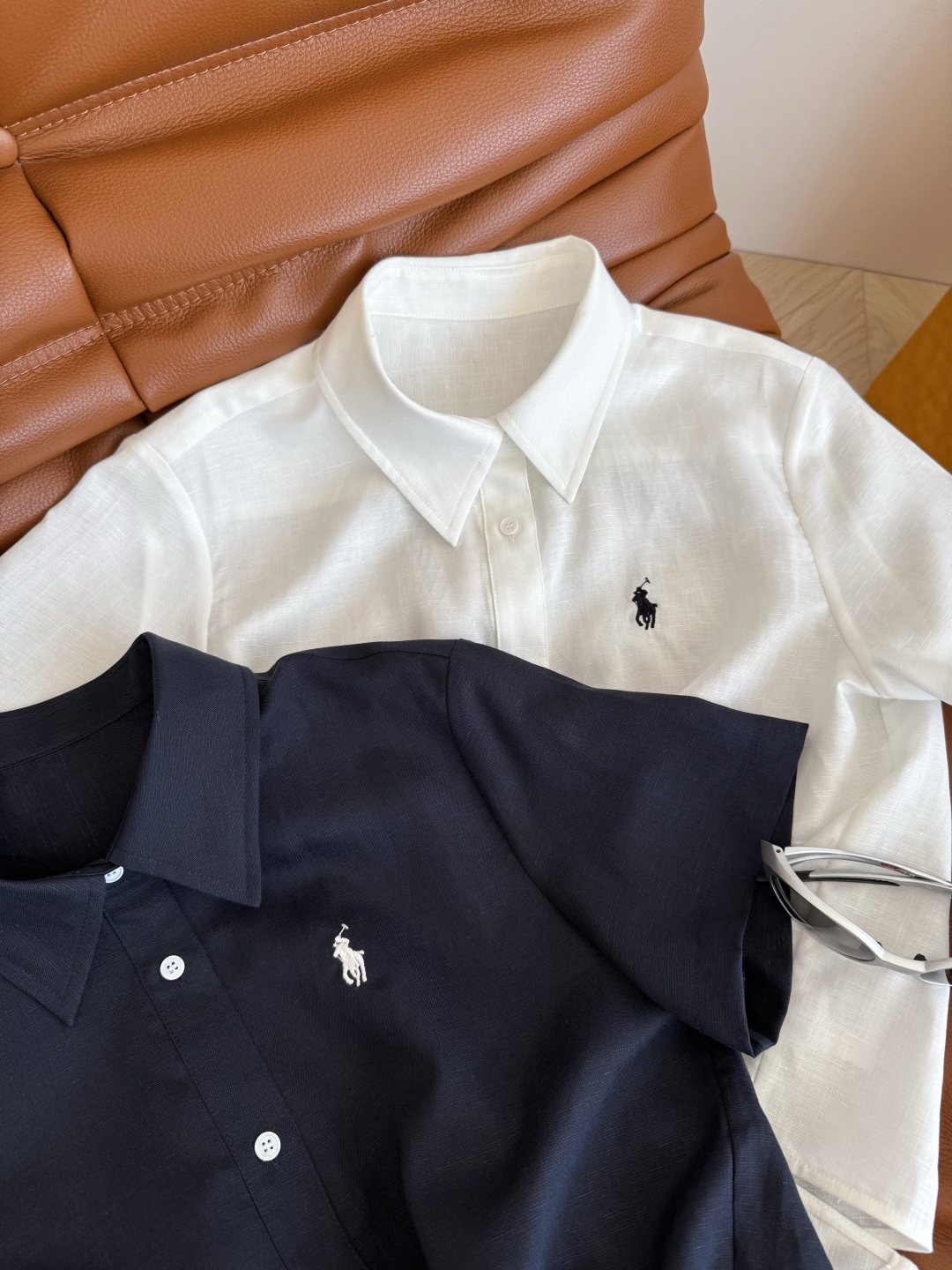 慵懒休闲范 25ss 小马🐎刺绣系带亚麻衬衫 夏季必备款 日常或者度假皆可 上身敲有范 街拍博主风格 特