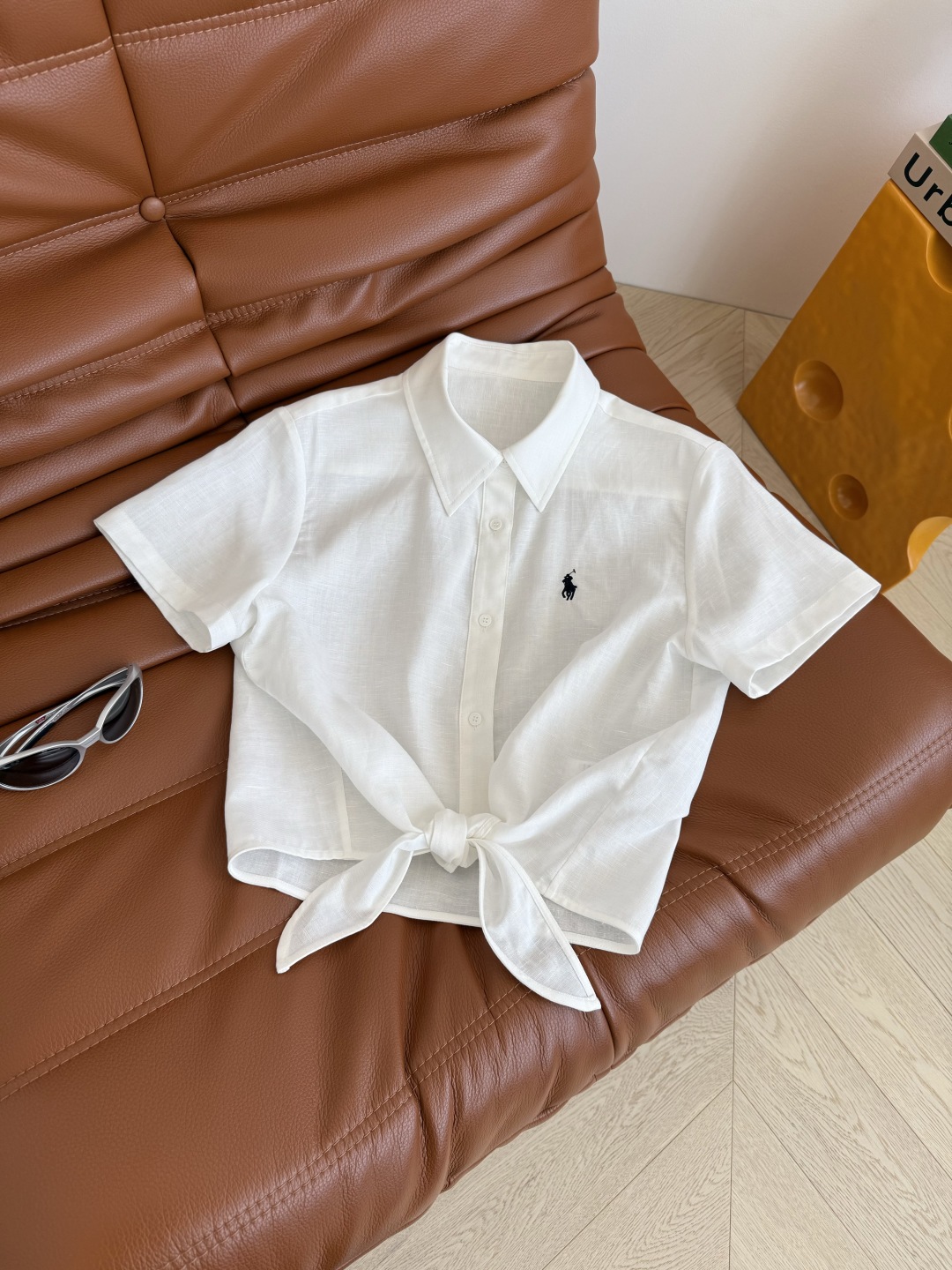 慵懒休闲范 25ss 小马🐎刺绣系带亚麻衬衫 夏季必备款 日常或者度假皆可 上身敲有范 街拍博主风格 特