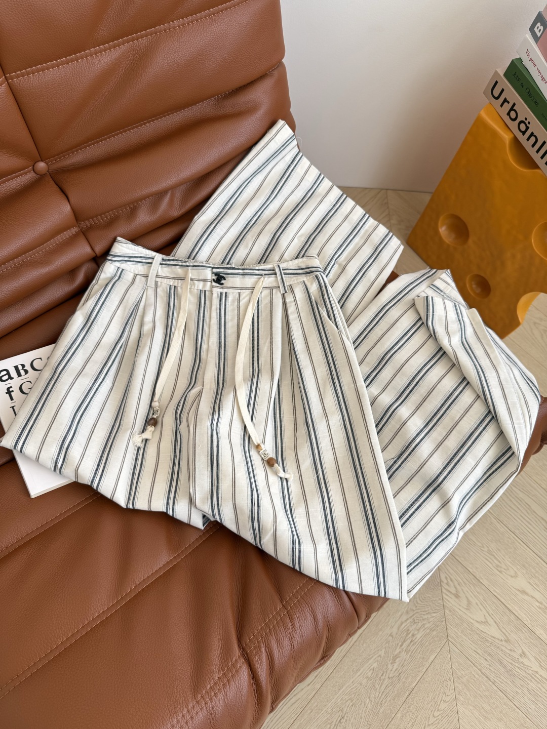 夏日慵懒休闲 25ss 双C扣条纹亚麻阔腿裤 中古风复古的感觉 搭配T恤或者衬衫都适合 阔腿裤型 上身轻