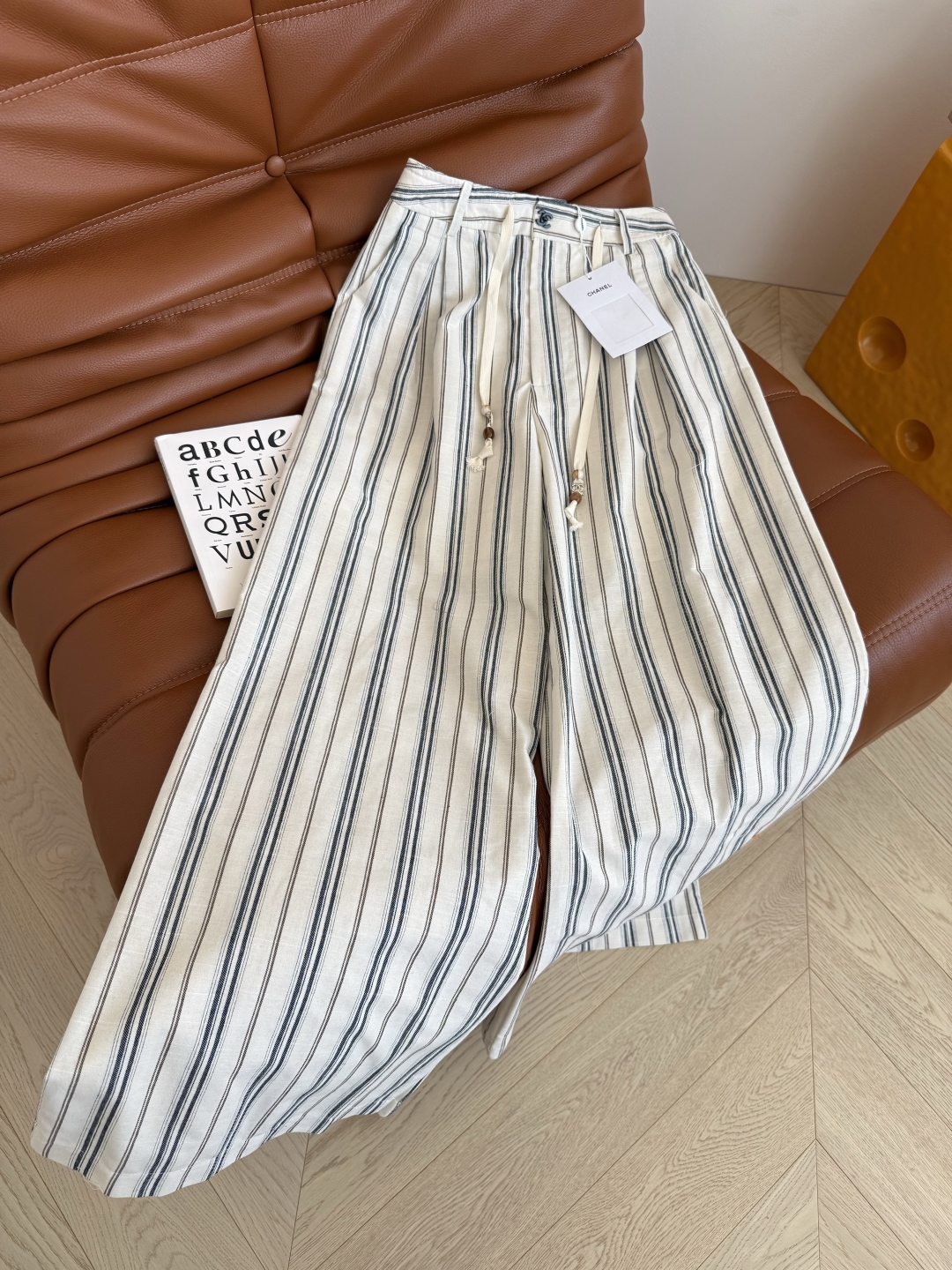 夏日慵懒休闲 25ss 双C扣条纹亚麻阔腿裤 中古风复古的感觉 搭配T恤或者衬衫都适合 阔腿裤型 上身轻