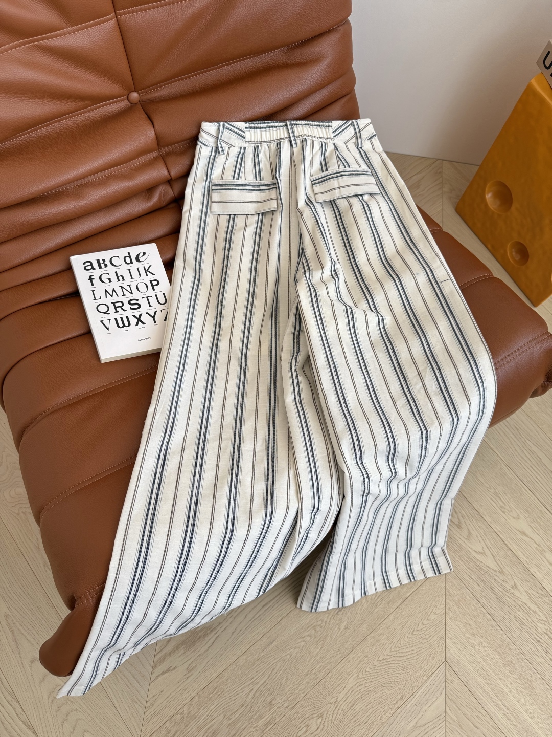夏日慵懒休闲 25ss 双C扣条纹亚麻阔腿裤 中古风复古的感觉 搭配T恤或者衬衫都适合 阔腿裤型 上身轻