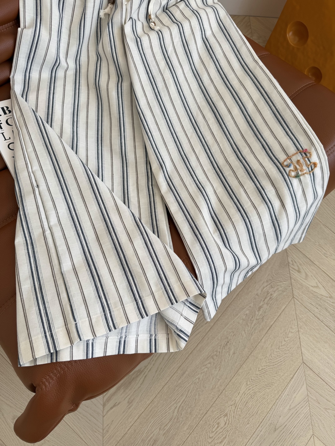 夏日慵懒休闲 25ss 双C扣条纹亚麻阔腿裤 中古风复古的感觉 搭配T恤或者衬衫都适合 阔腿裤型 上身轻