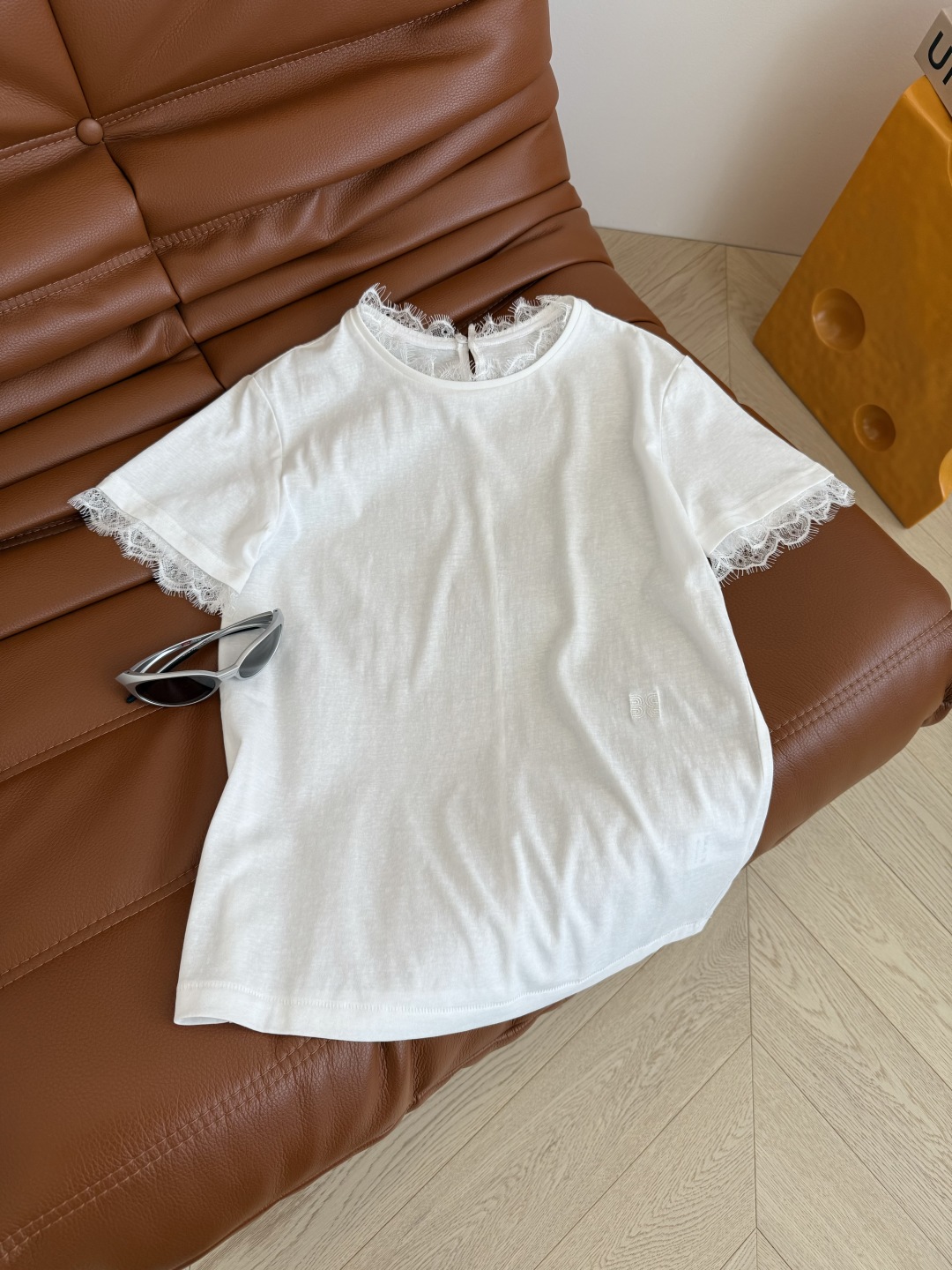 日常百搭款 25新品 蕾丝花边拼接T恤 夏季人手必备款 各种百搭 无论是搭配半裙或者裤子都OK 领口和袖