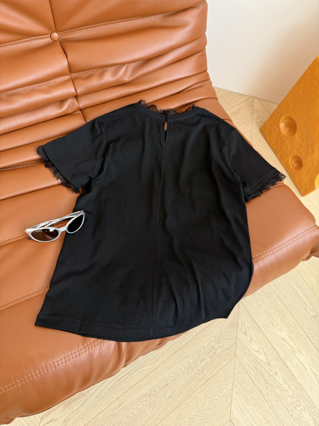 日常百搭款 25新品 蕾丝花边拼接T恤 夏季人手必备款 各种百搭 无论是搭配半裙或者裤子都OK 领口和袖