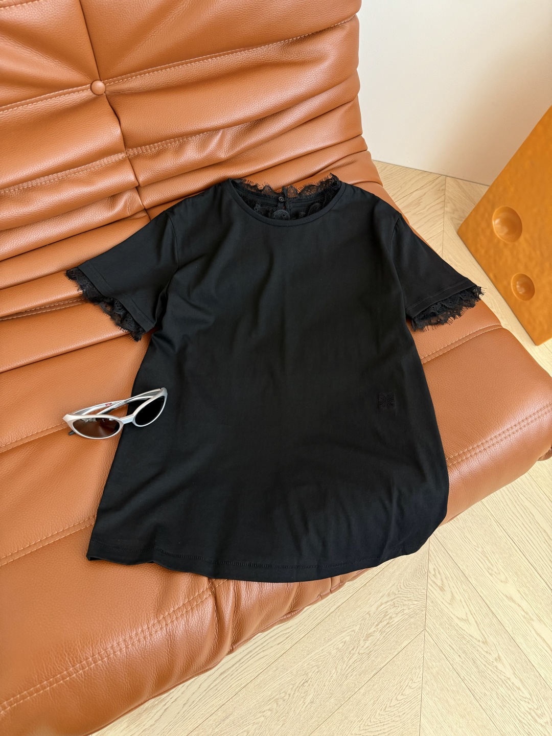 日常百搭款 25新品 蕾丝花边拼接T恤 夏季人手必备款 各种百搭 无论是搭配半裙或者裤子都OK 领口和袖