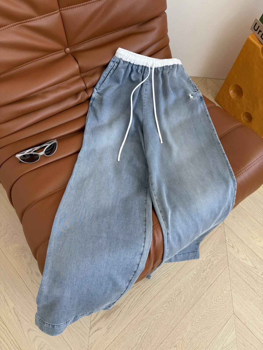 百搭洗水浅蓝 25ss 小马🐎刺绣装饰天丝牛仔裤 比较日常休闲与慵懒兼备的裤子 T恤或者衬衫都可以搭配 