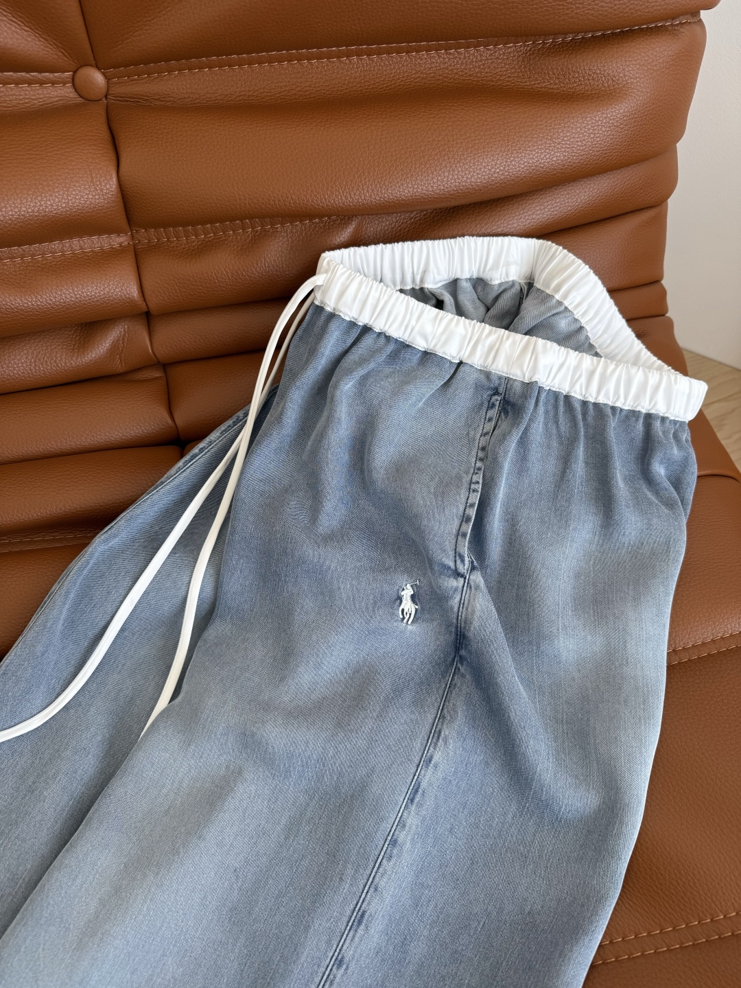 百搭洗水浅蓝 25ss 小马🐎刺绣装饰天丝牛仔裤 比较日常休闲与慵懒兼备的裤子 T恤或者衬衫都可以搭配 
