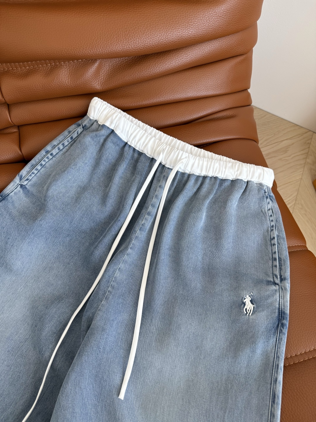 百搭洗水浅蓝 25ss 小马🐎刺绣装饰天丝牛仔裤 比较日常休闲与慵懒兼备的裤子 T恤或者衬衫都可以搭配 