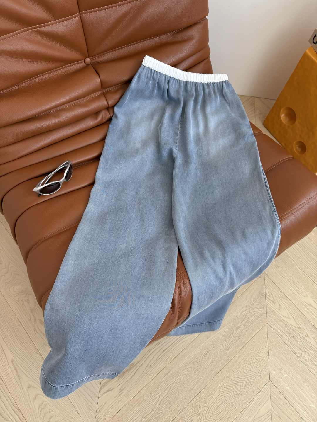 百搭洗水浅蓝 25ss 小马🐎刺绣装饰天丝牛仔裤 比较日常休闲与慵懒兼备的裤子 T恤或者衬衫都可以搭配 